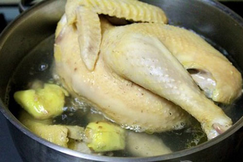 Luộc gà nhớ làm thêm điều này, da vàng ruộm căng bóng, trăm lần như một