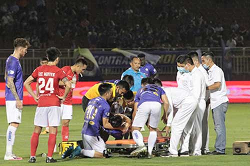 Hùng Dũng gặp chấn thương kinh hoàng, HLV Park Hang Seo bần thần bên xe cấp cứu