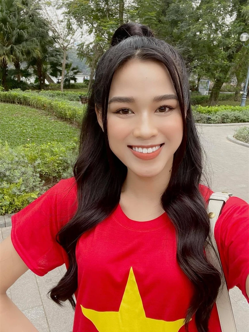 Hoa hậu Đỗ Thị Hà mặc áo cờ đỏ sao vàng, biểu cảm cực dễ thương - ảnh 1