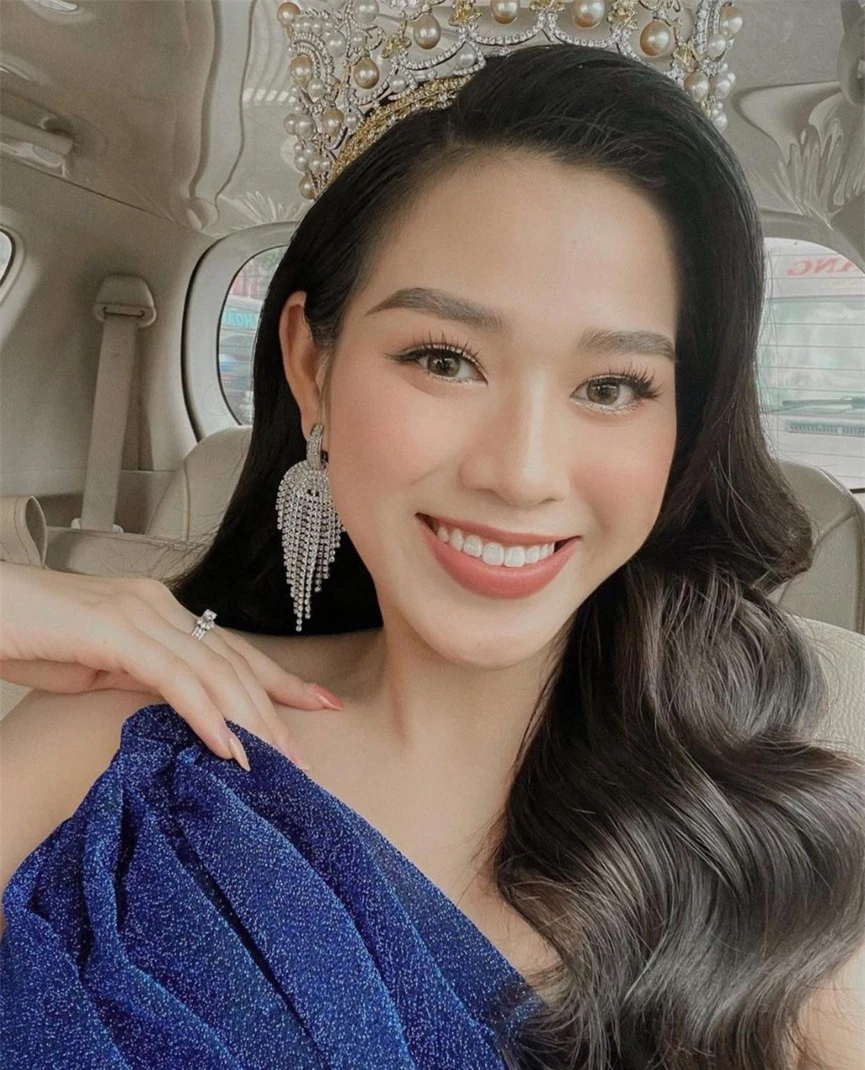 Hoa hậu Đỗ Thị Hà mặc áo cờ đỏ sao vàng, biểu cảm cực dễ thương - ảnh 3