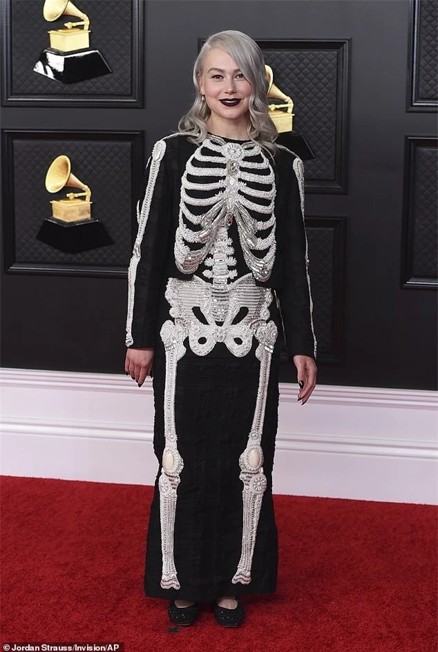 Nữ ca sĩ 9x hóa ‘bộ xương di động’ trên thảm đỏ Grammy 2021 - ảnh 1