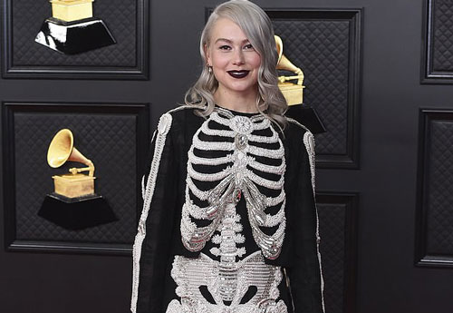 Nữ ca sĩ 9x hóa ‘bộ xương di động’ trên thảm đỏ Grammy 2021