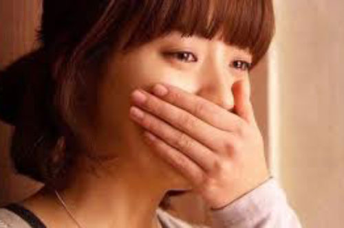 Về đến nhà nhìn tủ lạnh mở toang, đồ ăn vương vãi khắp nơi làm tôi uất đến nỗi ngã gục dưới chân chồng