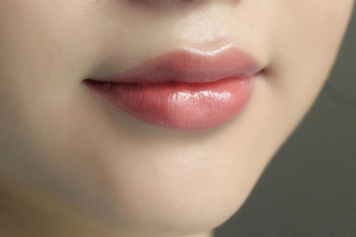 Mách nhỏ bí kíp tô son nhiều đến mấy môi vẫn sáng hồng rạng rỡ