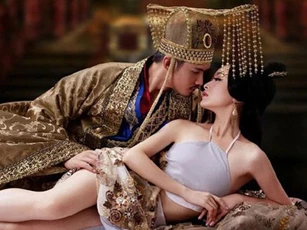 Phi tần được Hoàng đế chọn thị tẩm buộc phải im lặng khi quan hệ và hàng loạt những quy tắc phải tuân theo nếu không muốn bị tống vào ngục giam
