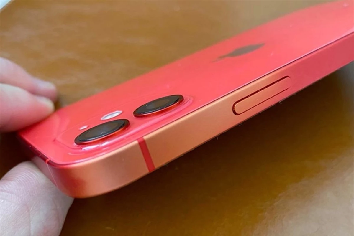 Một mẫu iPhone 12 màu Đỏ bị mất màu ở phần khung.