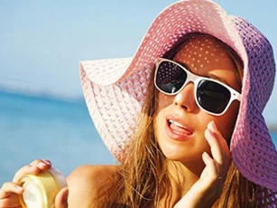 Lý do bạn phải dùng kính râm trong mùa hè