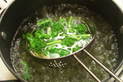 6 mẹo đơn giản để món rau luộc giữ màu xanh tươi