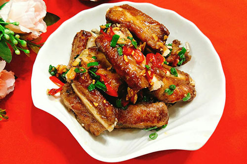 Cách làm món sườn lợn chiên nước mắm thơm ngon, lạ miệng mê hoặc cả nhà