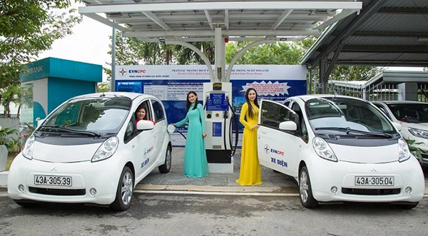 EVNCPC tiên phong nghiên cứu phát triển một hệ thống trạm sạc xe điện cùng với 2 mẫu xe điện i-MIEV phục vụ đưa đón khách của EVNCPC tại Đà Nẵng