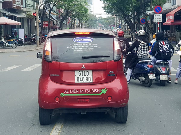 Xe ô tô điện của Công ty du lịch Công đoàn Đà Nẵng đang lưu hành trên đường phố