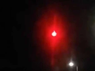 UFO rực đỏ xuất hiện trên bầu trời Paris
