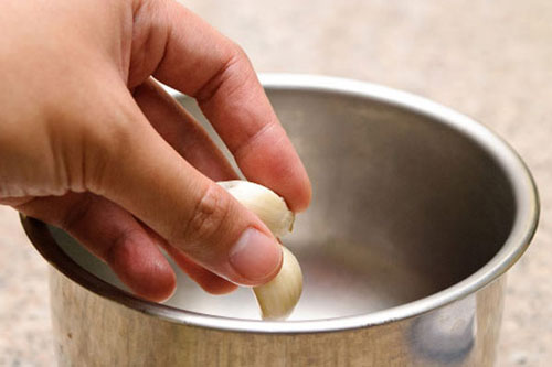 Tuyệt chiêu bóc tỏi siêu nhanh lại không bị ám mùi