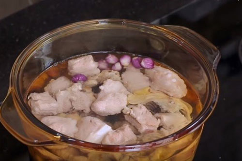 Hầm xương đừng vội thả ngay vào nồi, cứ làm theo cách này nước hầm trong vắt lại tăng gấp đôi chất bổ