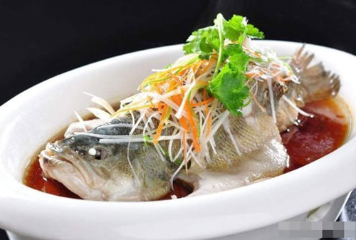 Khi hấp cá không được bỏ sót một bước, cá hấp chín mới mềm và không có mùi tanh