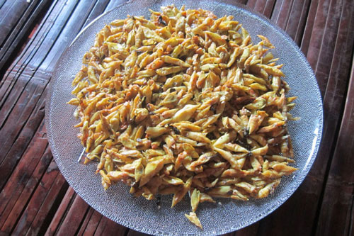 Nhộng muồng - thứ đặc sản không dành cho người nhát gan