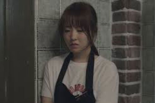 Ngày trở về, nhìn thấy bộ dạng của cô bạn thân đứng bên cạnh chồng con ở sân bay mà tôi lặng người