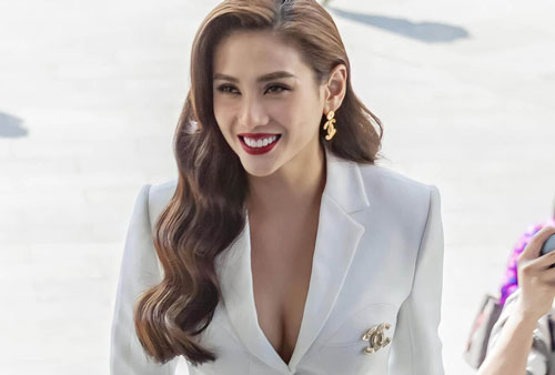 Võ Hoàng Yến khoe khéo vẻ quyến rũ