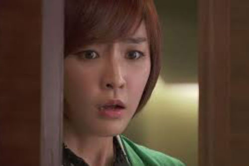 Mò lên tầng 2 nhà bạn trai để tìm WC, tôi vô tình nghe tiếng khóc nỉ non, vừa ghé mắt nhìn vào thì bủn rủn chân tay