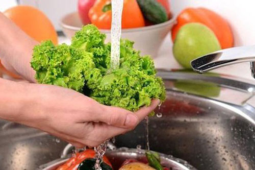 Chỉ một bí quyết nhỏ này loại bỏ sạch thuốc trừ sâu, món rau xanh mướt ai cũng thích
