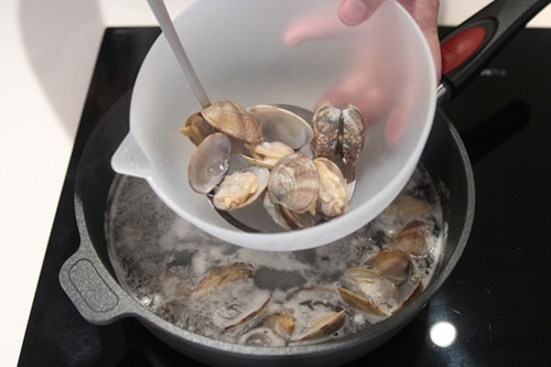 Không phải nước vo gao hay muối, đây mới chính là tuyệt chiêu khiến ngao nhả sạch bách cát bẩn