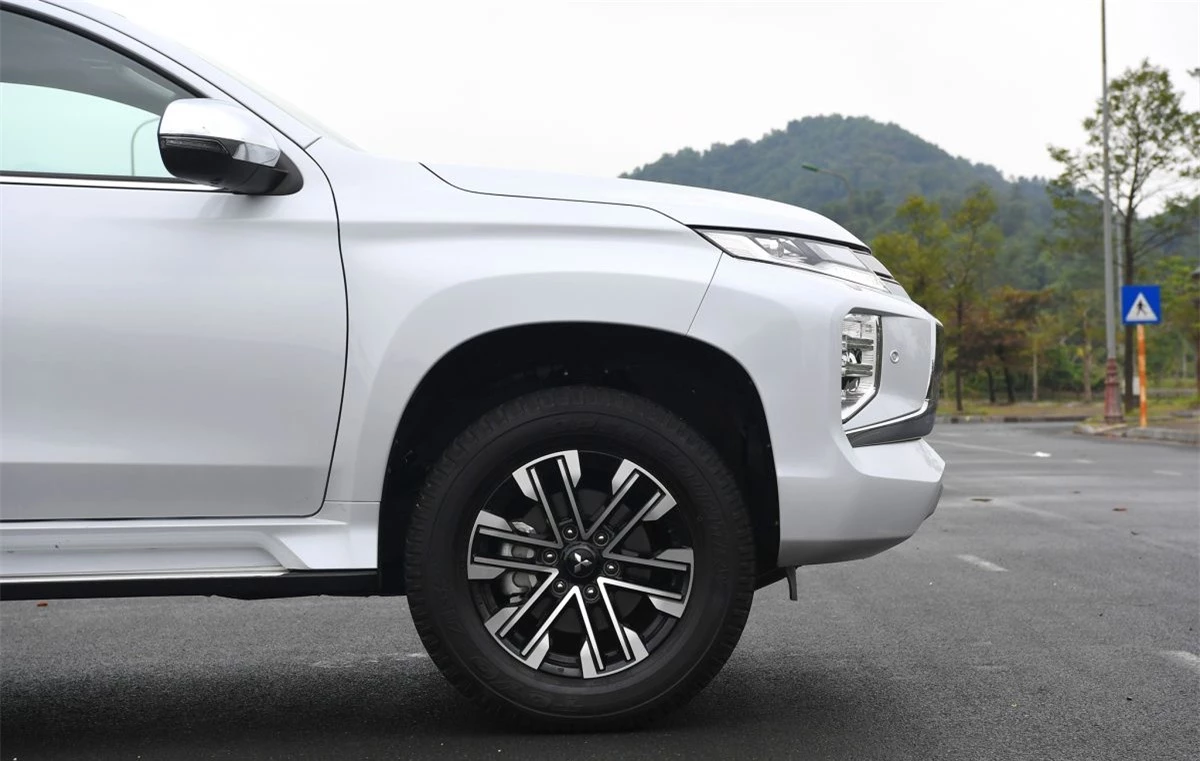 Mitsubishi Pajero Sport 2020 lấy ngoại hình là điểm nhấn-4