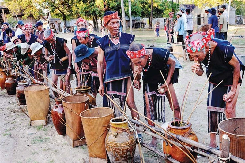 Rượu cần là nét đẹp trong văn hóa ẩm thực con người bản địa Tây Nguyên. Ảnh minh họa.