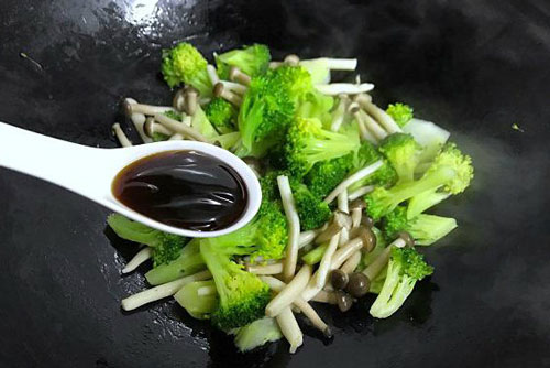 Xào súp lơ đừng vội thả ngay vào nồi, cho thêm 1 thứ này có ngay đĩa rau vừa giòn lại xanh mướt