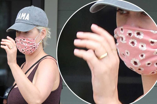 Katy Perry đeo nhẫn ở ngón áp út làm dấy nghi vấn đã kết hôn với Orlando Bloom