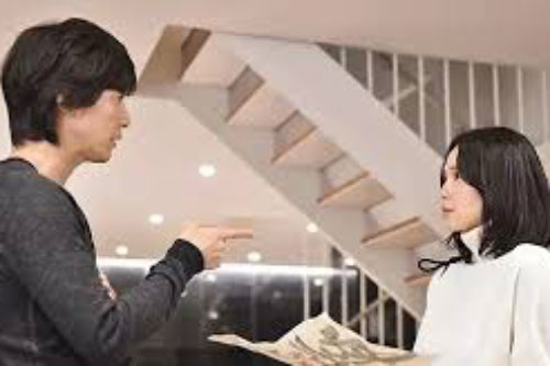 Bị chồng nhốt ngoài cửa lúc đêm khuya vì để con khóc, vợ giật thót nghe 1 tiếng gọi nghẹn ngào, sau đó cô lập tức đưa ra quyết định bước ngoặt