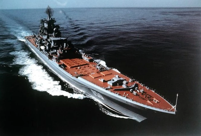 Tàu tuần dương mang tên lửa dẫn đường Frunze chạy bằng năng lượng hạt nhân lớp Kirov của Liên Xô, ngày 25 tháng 3 năm 1986.