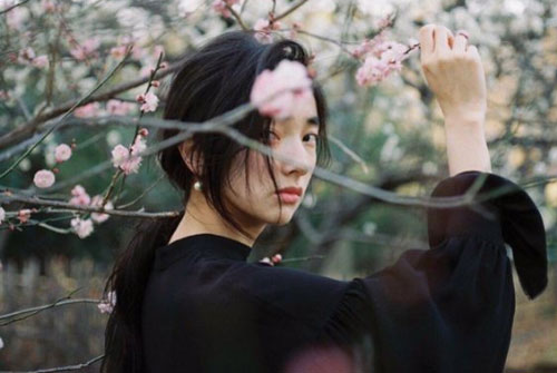 Phụ nữ khí chất luôn bỏ 3 thứ này ở nhà trước khi ra đường