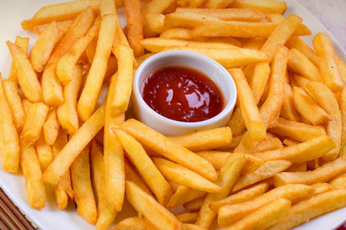 Chỉ vài bước đơn giản đã có ngay đĩa khoai tây chiên ngon rôm rốp, vàng ươm đẹp mắt chẳng kém ngoài hàng