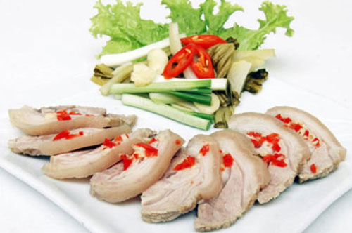 Cách luộc thịt lợn để thơm ngọt, không bị hôi và chín đều từ trong ra ngoài