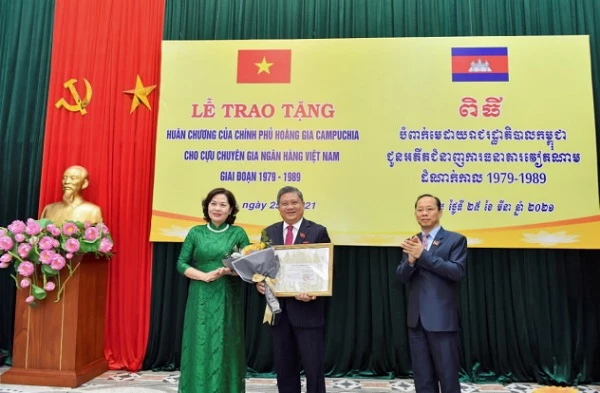 Đ/c Nguyễn Văn Giàu - Chủ nhiệm Ủy ban Đối ngoại của Quốc hội, nguyên Thống đốc NHNN vinh dự đón nhận Huân chương Hoàng gia Campuchia.