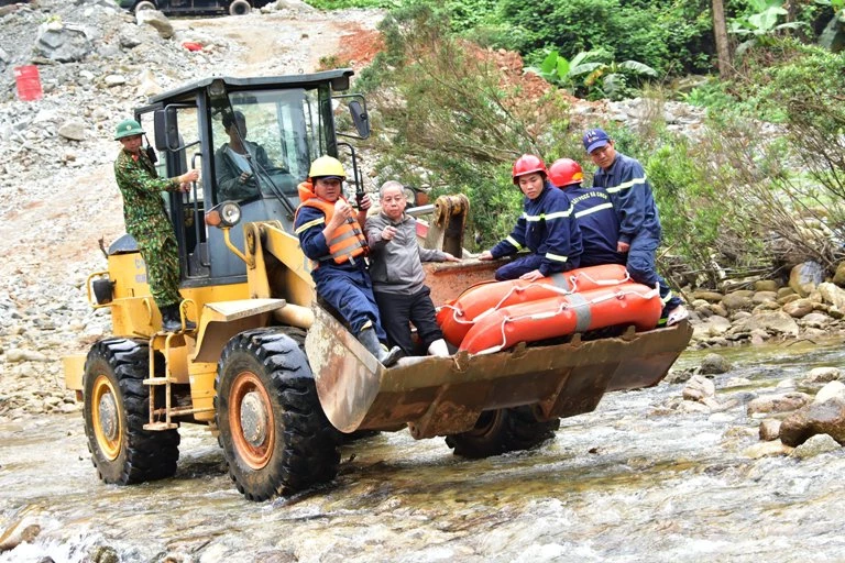 Lực lượng chức năng tỉnh Thừa Thiên Huế huy động lực lượng nối lại việc tìm kiếm nạn nhân mất tích tại Thuỷ điện Rào Trăng 3.