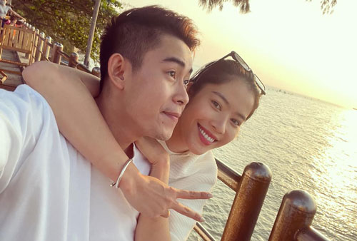 Nam Em thân thiết bên người đàn ông lạ hậu chia tay Lãnh Thanh, dân mạng thắc mắc 'người ấy là ai?'