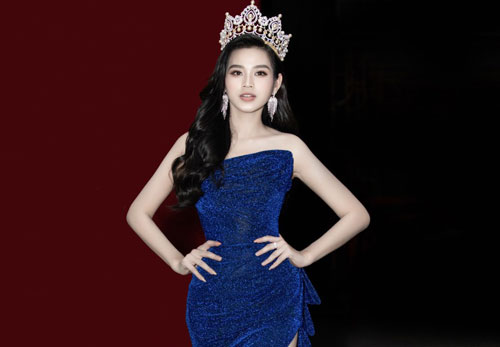 Hoa hậu Đỗ Thị Hà diện váy cúp ngực, xẻ cao khoe đôi chân ‘cực phẩm’