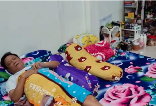 Nghệ sĩ Tấn Hoàng xin xuất viện vì chi phí cao, không bảo hiểm, phải nằm ở nhà trọ