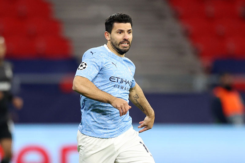 'MU nên ký hợp đồng với Aguero'
