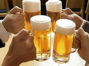 Sai lầm khi uống bia bạn buộc phải bỏ ngay nếu không muốn đi viện