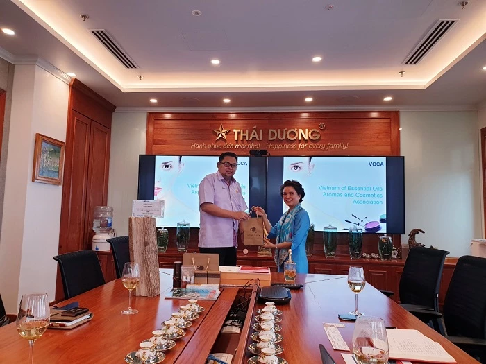 Bà Nguyễn Thị Hương Liên - Phó Tổng giám đốc Công ty Cổ phần Sao Thái Dương tặng quà lưu niệm cho Tham tán Malaysia. 