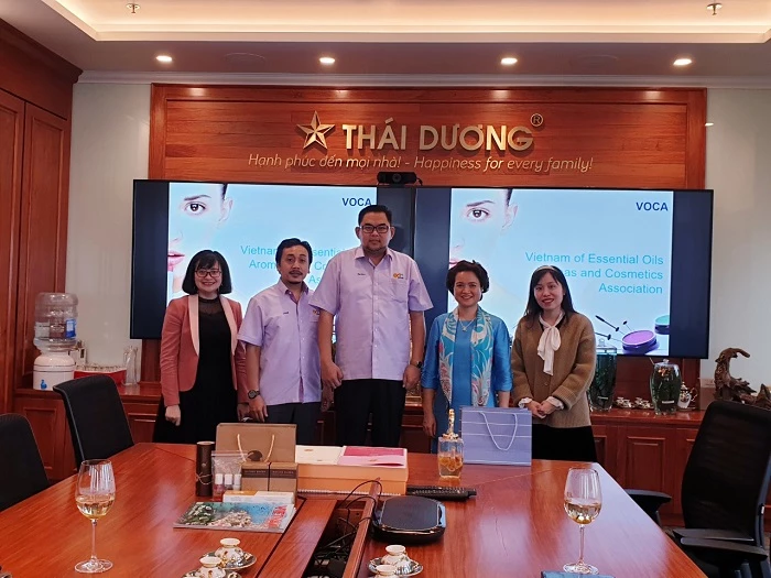 Tham tán Malaysia cùng đại diện VOCA - Bà Nguyễn Thị Hương Liên chụp ảnh lưu niệm tại văn phòng Công ty Cổ phần Sao Thái Dương. 