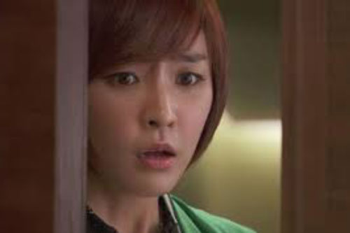 Sau chuyến công tác, tôi chết sững khi thấy chiếc áo ngực dưới gầm giường, nghe chồng giải thích mà khóc nghẹn