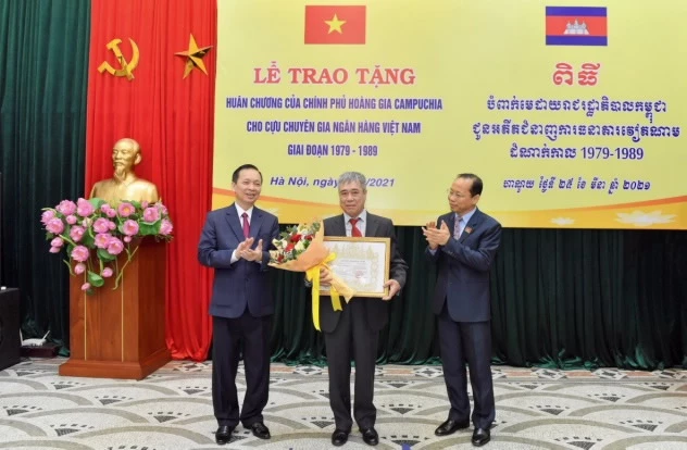 Đại sứ Đặc mệnh toàn quyền Vương quốc Campuchia tại Việt Nam Chay Navuth, Phó Thống đốc Thường trực NHNN Đào Minh Tú trao tặng Huân chương Hoàng gia Campuchia cho cán bộ Ban K.