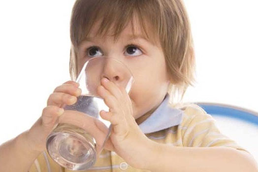 4 thời điểm mẹ tuyệt đối không cho trẻ uống nước