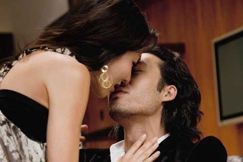 Nỗi băn khoăn của vợ trẻ về 'cô em kết nghĩa' của chồng phơi bày ngay tại nơi chẳng ai ngờ