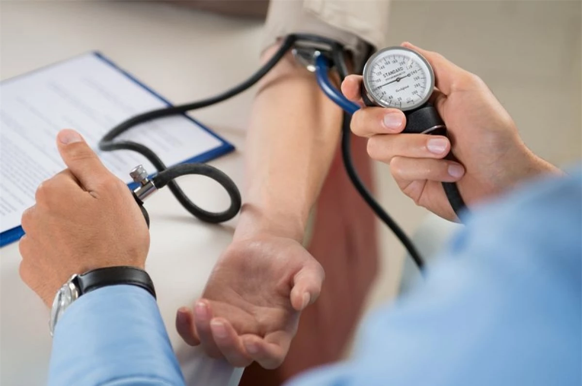 Huyết áp cao: Những người bị huyết áp cao có nguy cơ đột quỵ gấp hai lần người bình thường. Huyết áp cao có thể gây tổn thương các động mạch, làm tăng nguy cơ tắc nghẽn mạch máu và đột quỵ. Người huyết áp cao cũng dễ mắc bệnh tim mạch hơn.