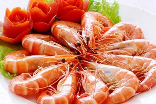 Không cần gừng hay rượu, hấp tôm cứ cho thêm nửa quả chanh vào nồi đảm bảo không tanh, ngọt thơm nức mũi