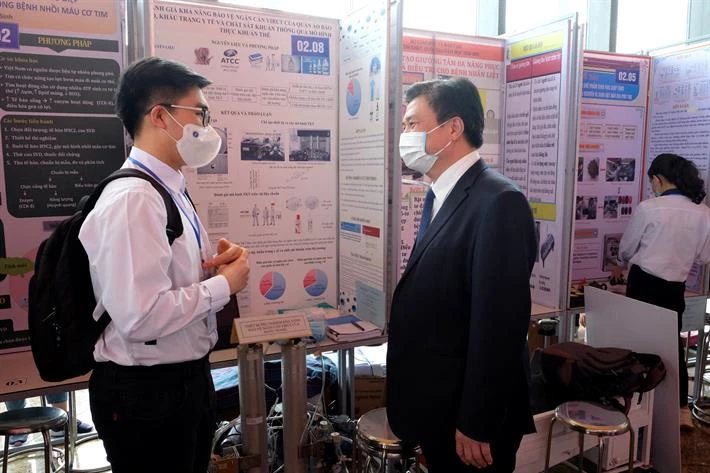 Thứ trưởng Nguyễn Hữu Độ tham quan các gian trưng bày và trò chuyện với học sinh tại cuộc thi.